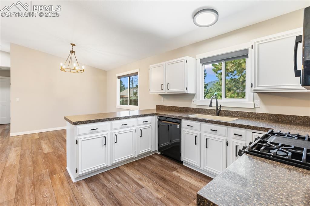 Image 4 of 30: Kitchen