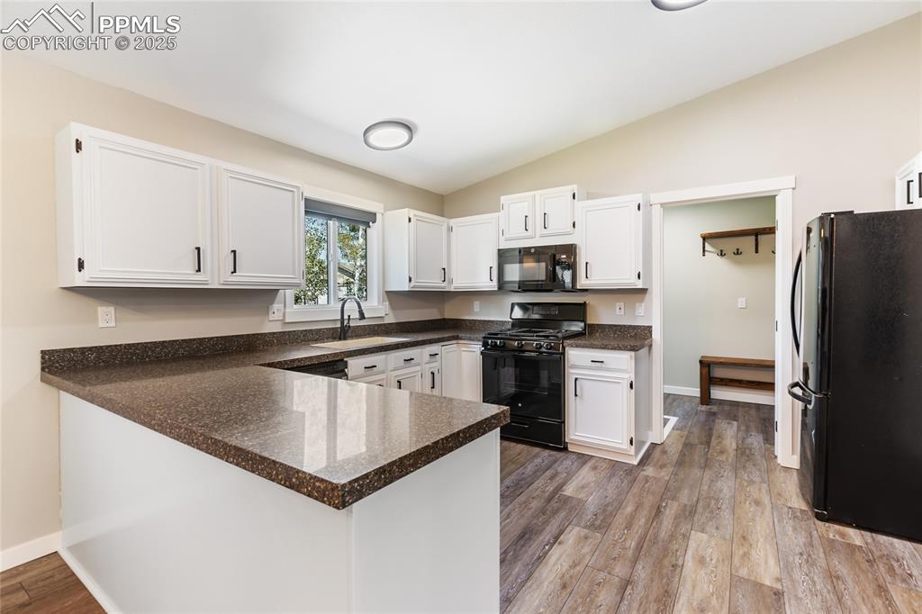 Image 5 of 30: Kitchen