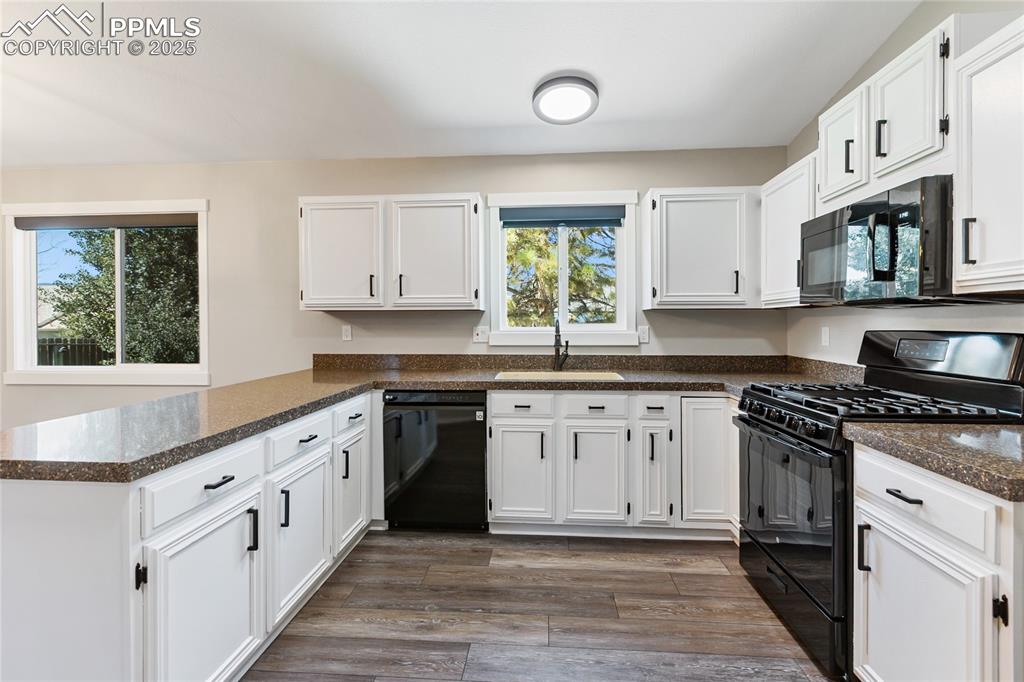 Image 6 of 30: Kitchen