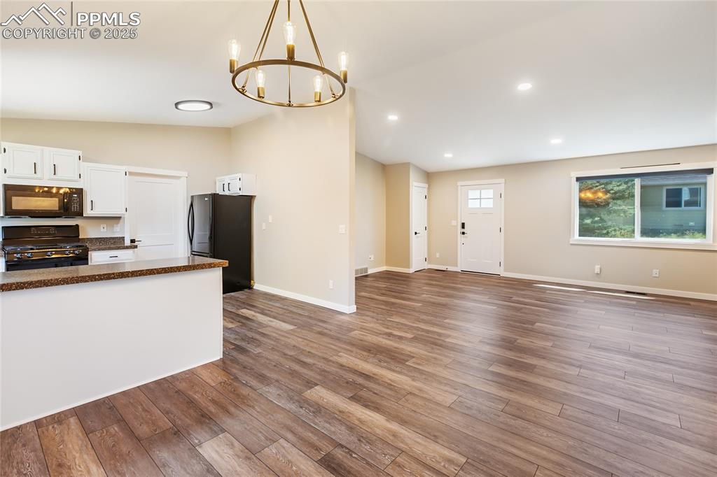 Image 8 of 30: Kitchen
