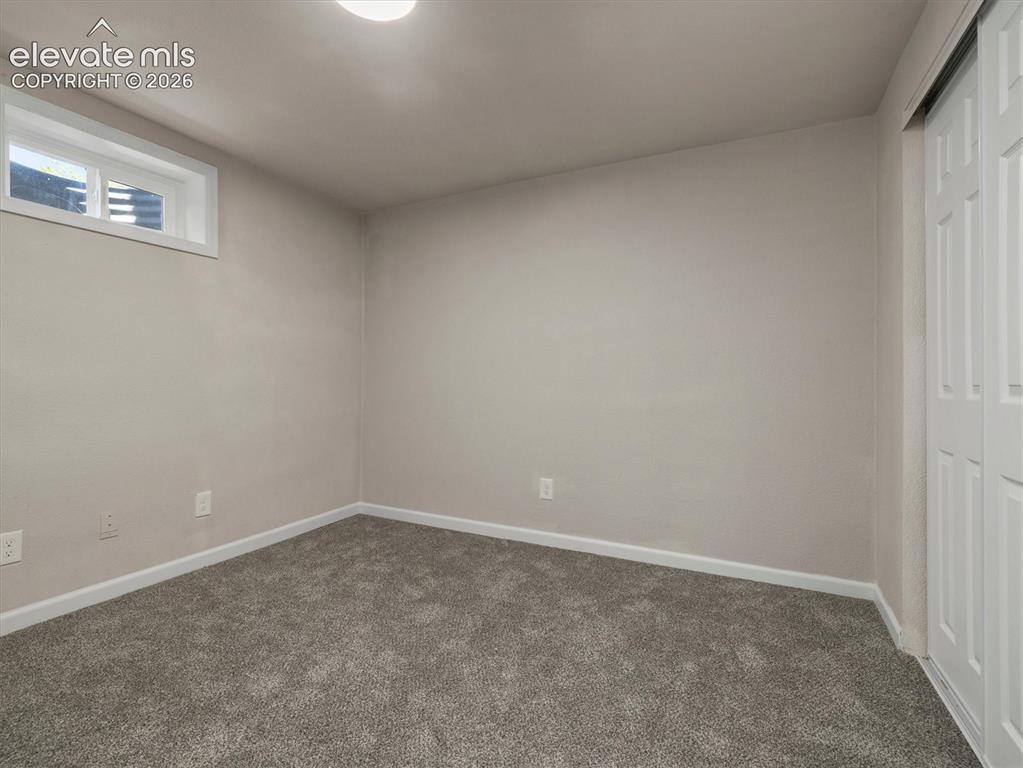 Image 19 of 27: Bedroom