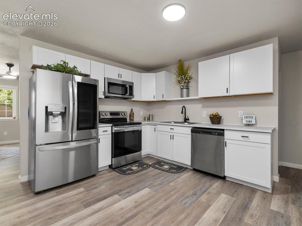 Image 9 of 27: Kitchen