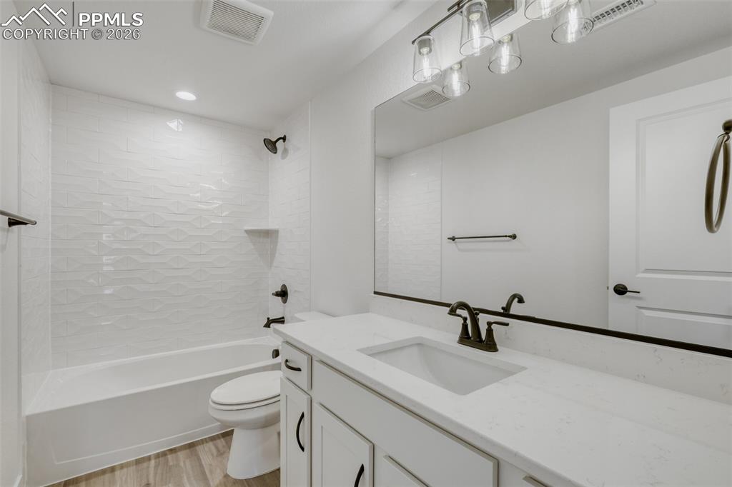 Image 13 of 28: Bathroom