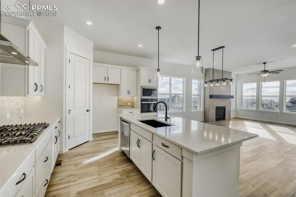 Image 7 of 28: Kitchen