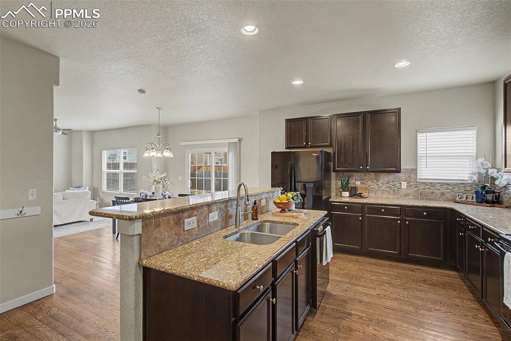 Image 10 of 30: Kitchen