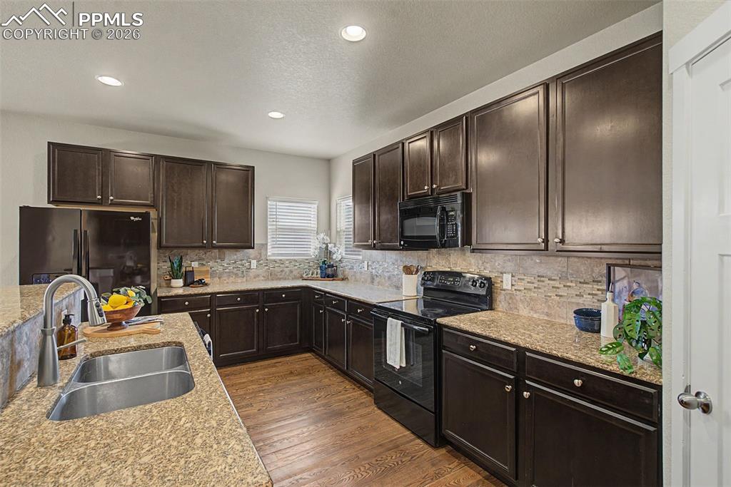 Image 9 of 30: Kitchen