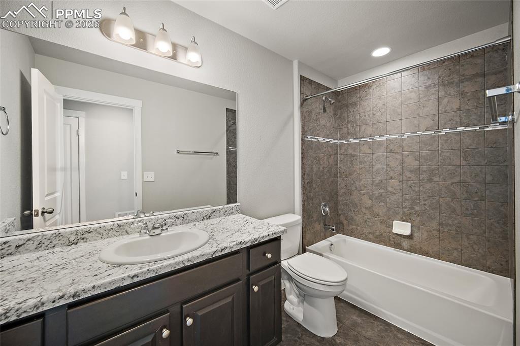 Image 25 of 34: Bathroom