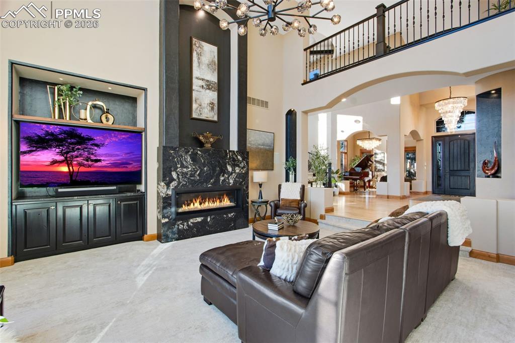 Image 19 of 50: Living Room