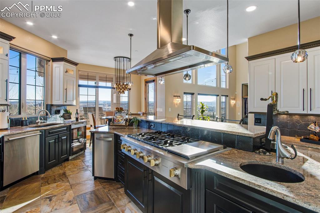 Image 20 of 50: Kitchen