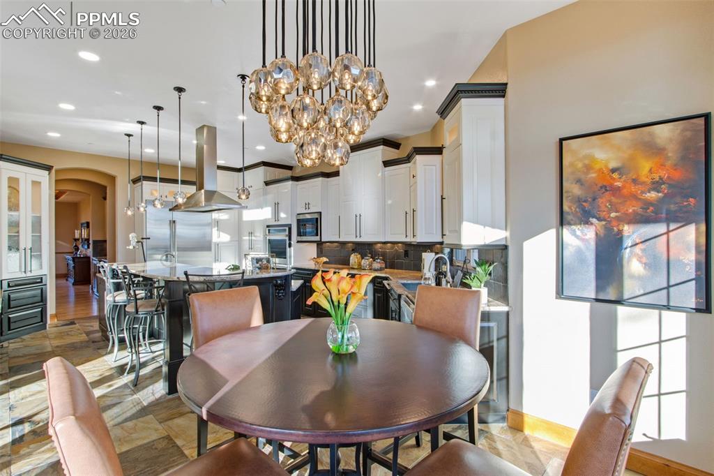 Image 25 of 50: Dining Area