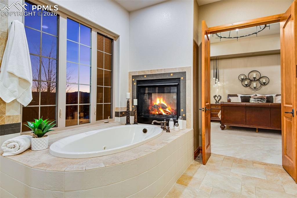 Image 30 of 50: Bathroom