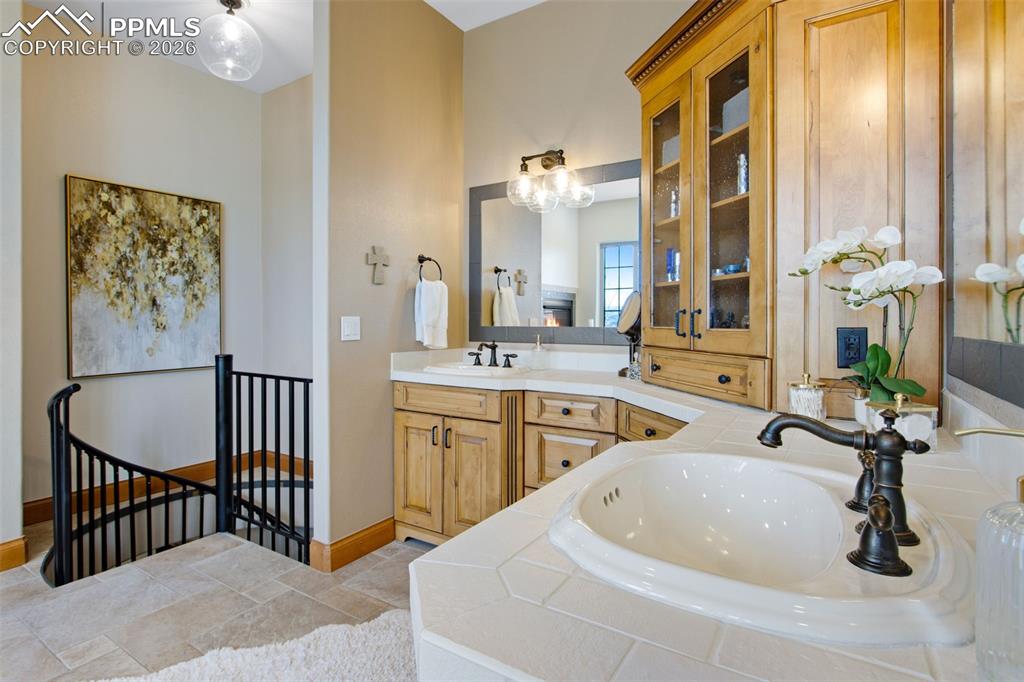 Image 31 of 50: Bathroom