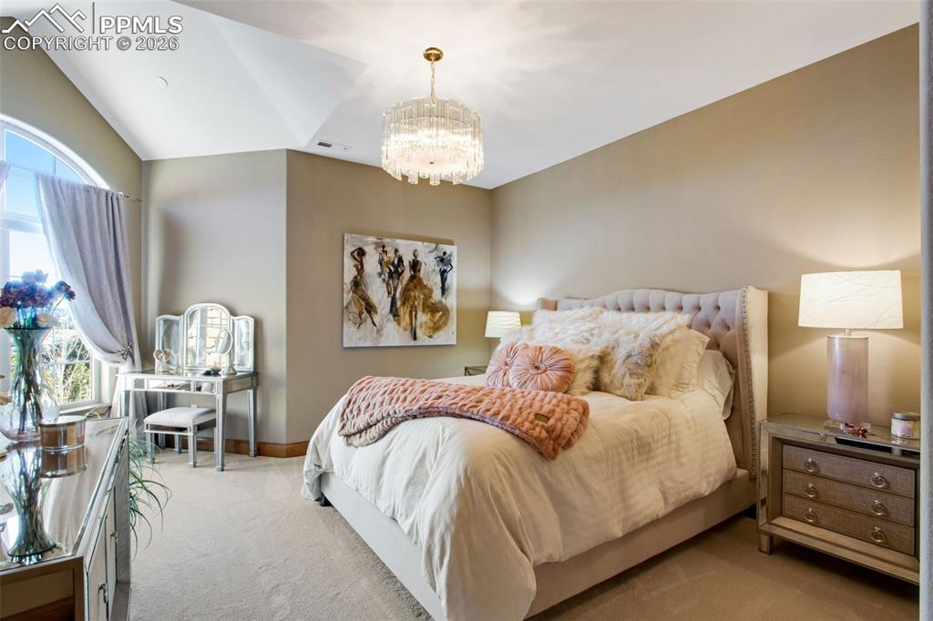 Image 35 of 50: Bedroom