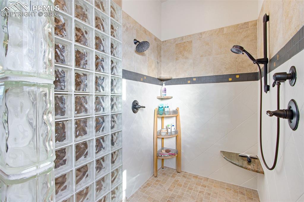 Image 38 of 50: Bathroom