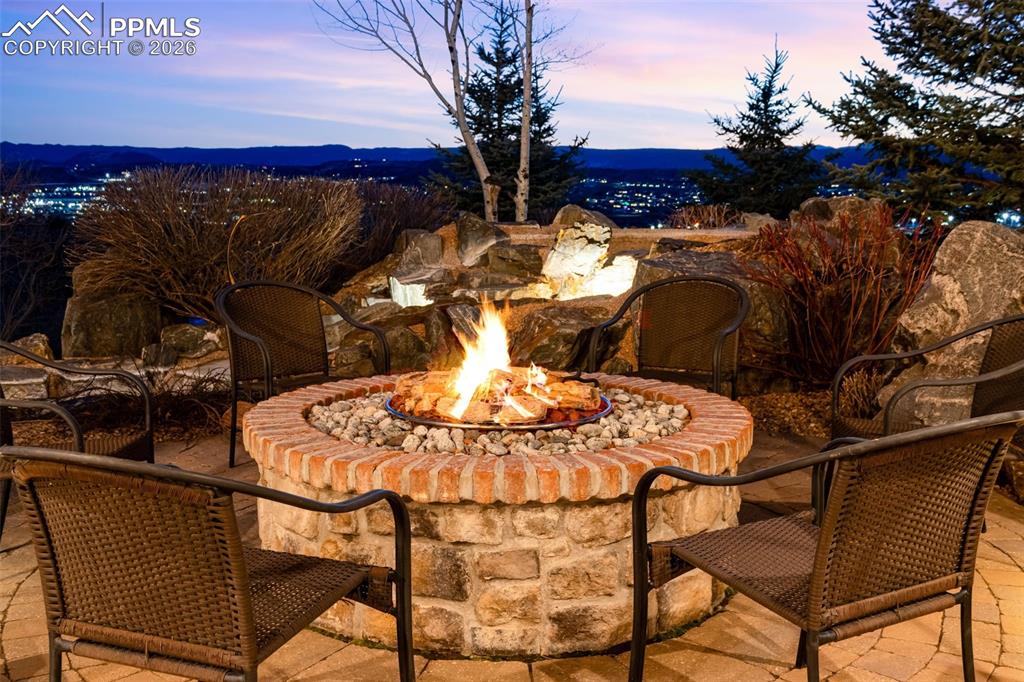 Image 7 of 50: Patio