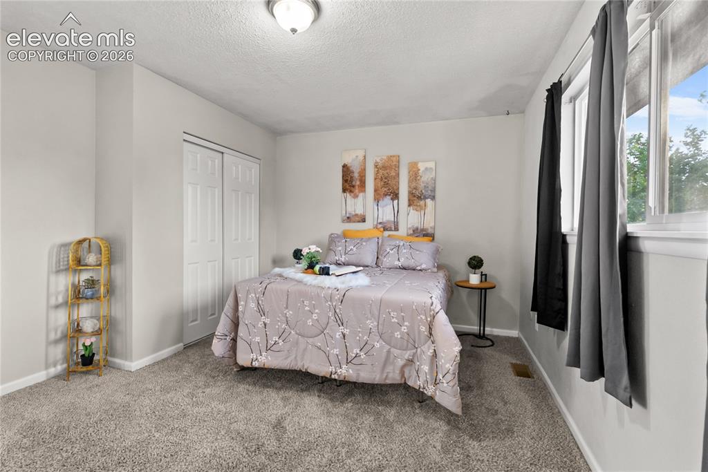 Image 16 of 36: Bedroom