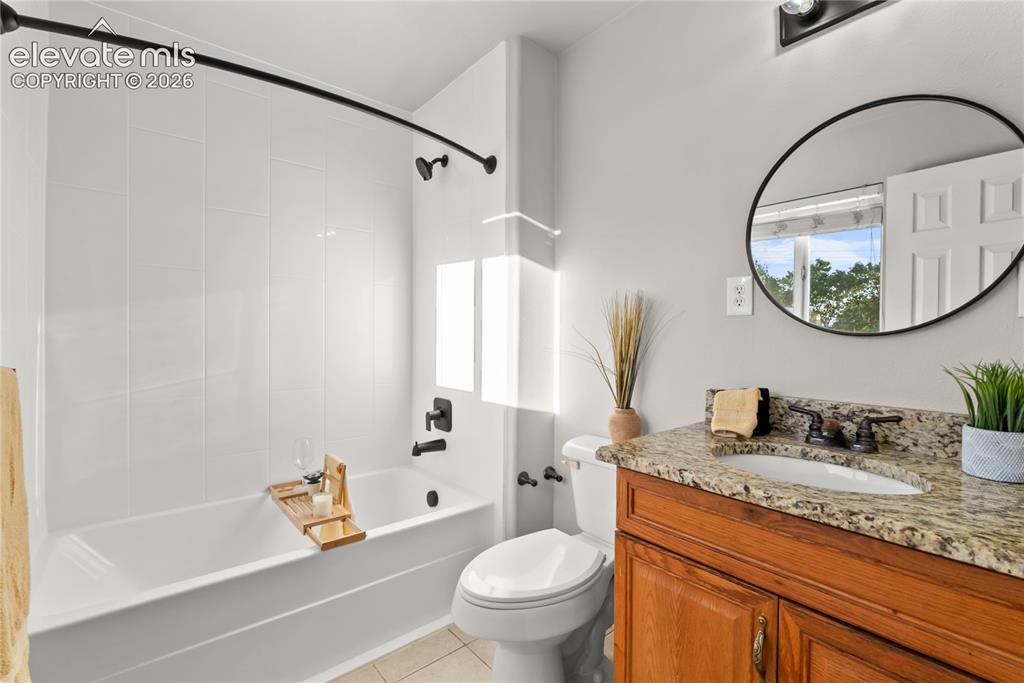 Image 17 of 36: Bathroom