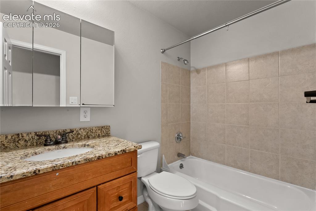 Image 22 of 36: Bathroom