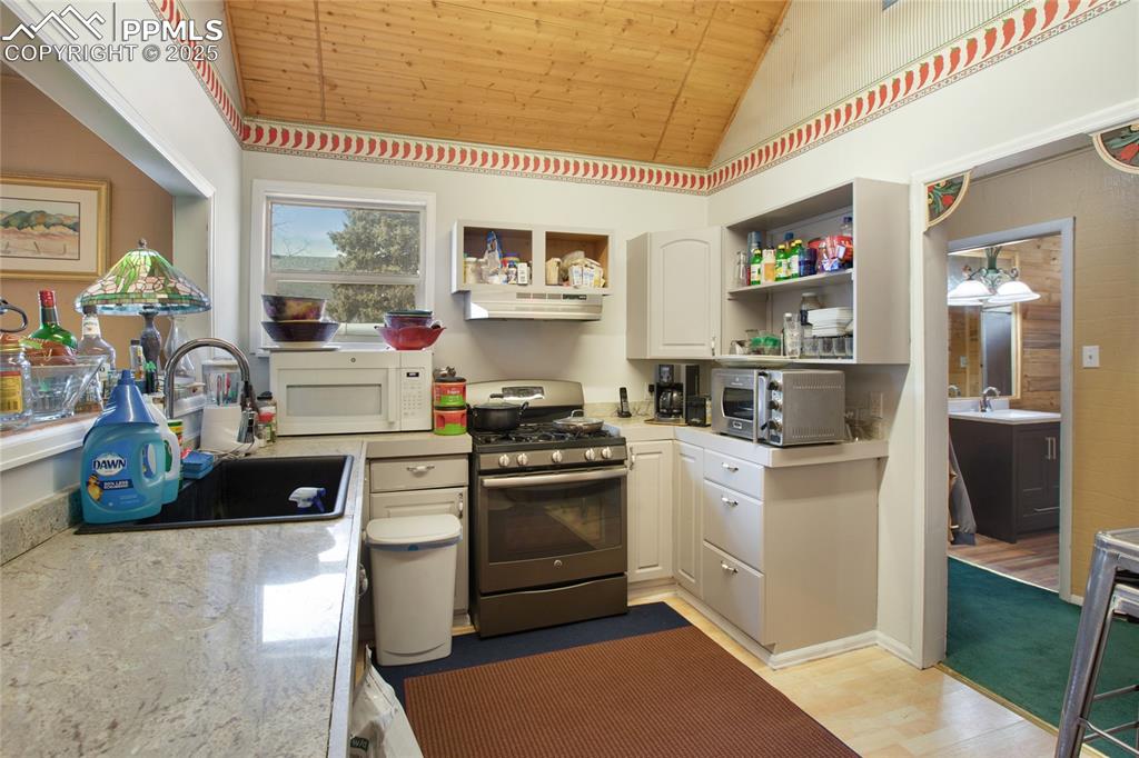 Image 11 of 22: Kitchen