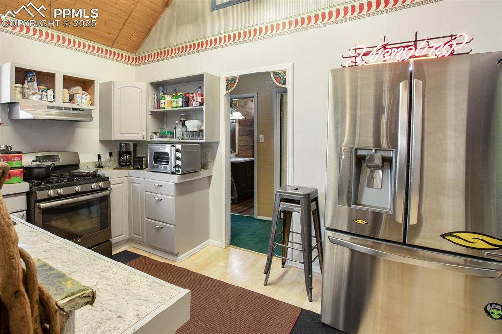 Image 15 of 22: Kitchen