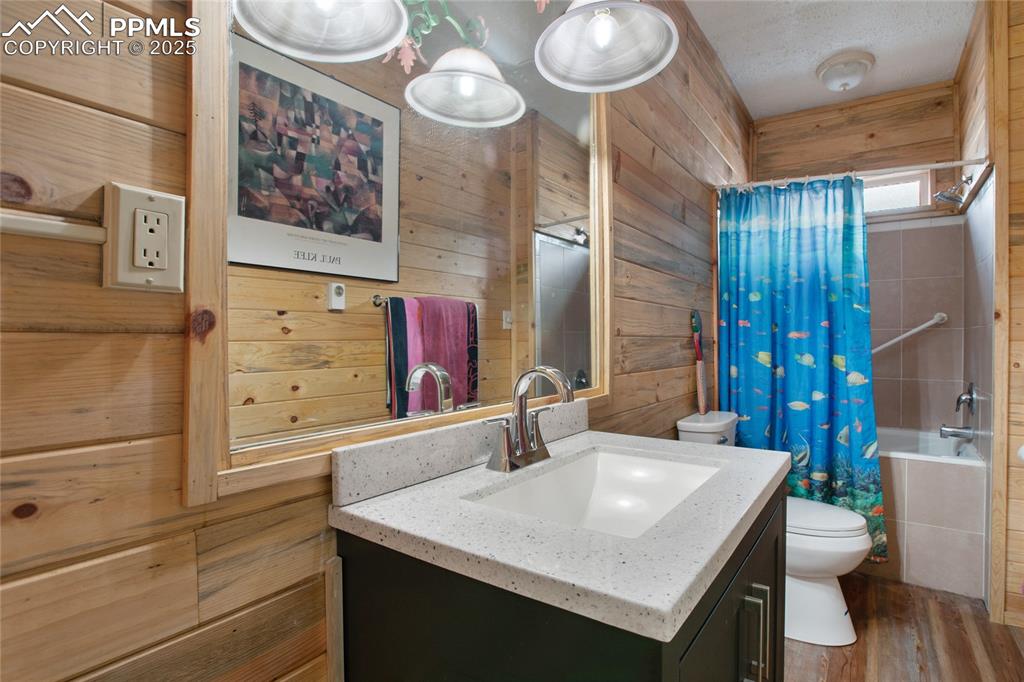 Image 16 of 22: Bathroom