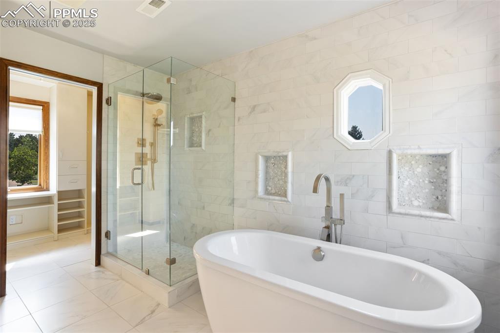 Image 19 of 35: Soaking Tub!