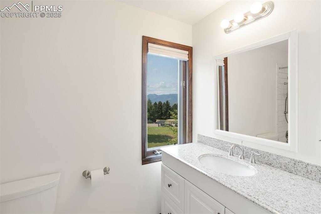 Image 22 of 35: Upstairs Full Bathroom!