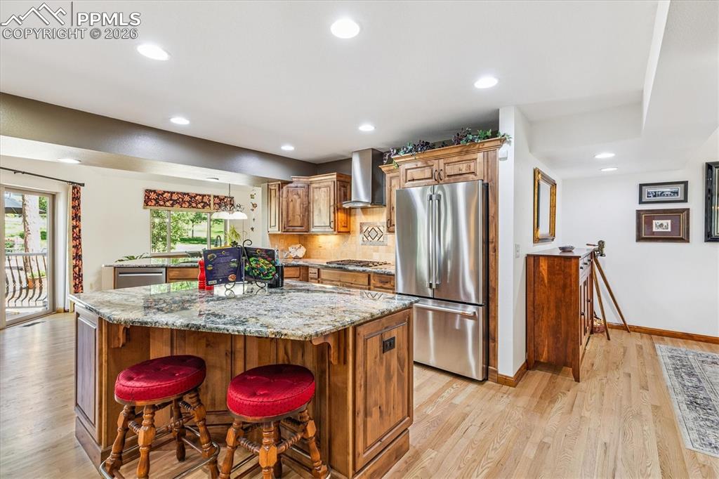 Image 10 of 50: Kitchen