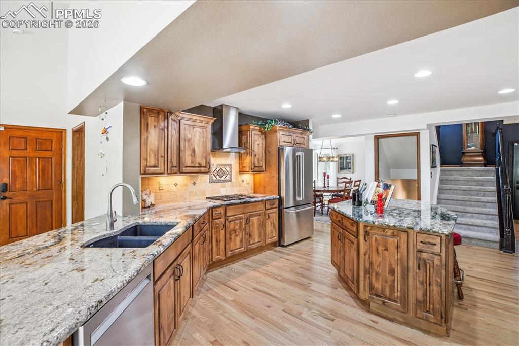 Image 12 of 50: Kitchen