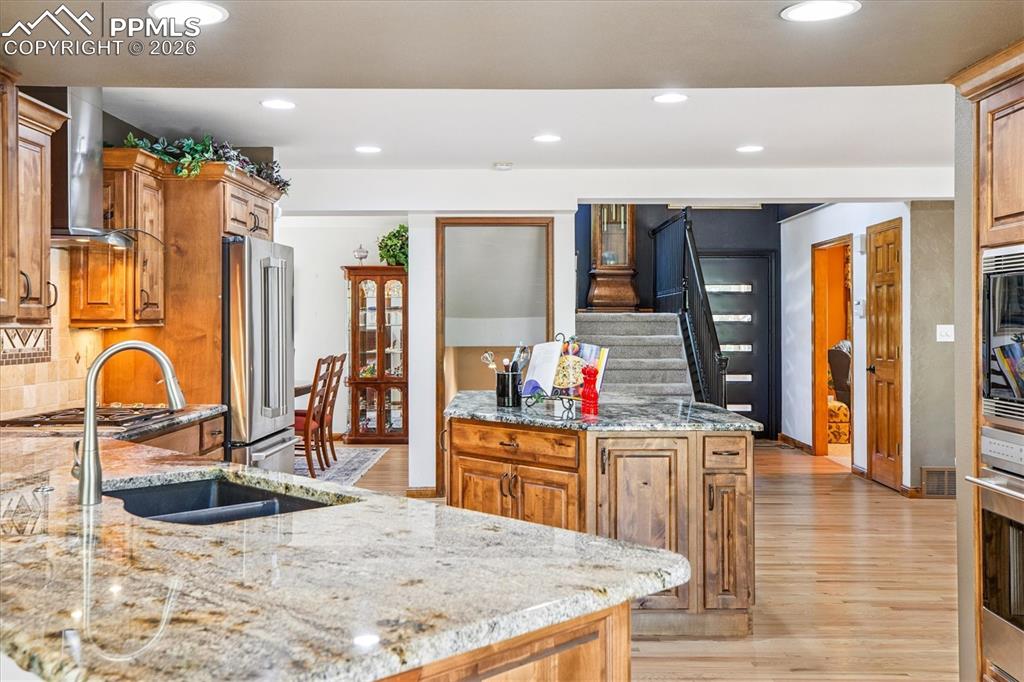 Image 13 of 50: Kitchen