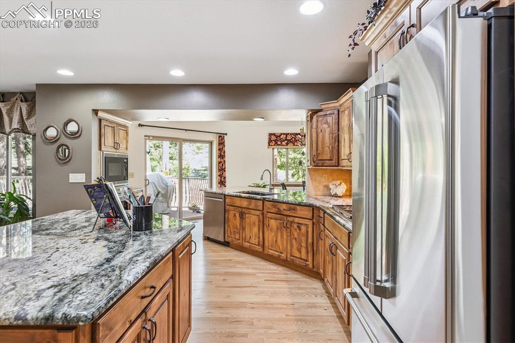 Image 14 of 50: Kitchen