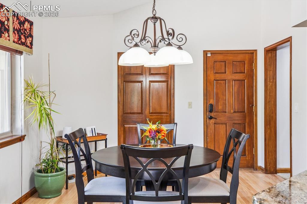 Image 15 of 50: Dining Room