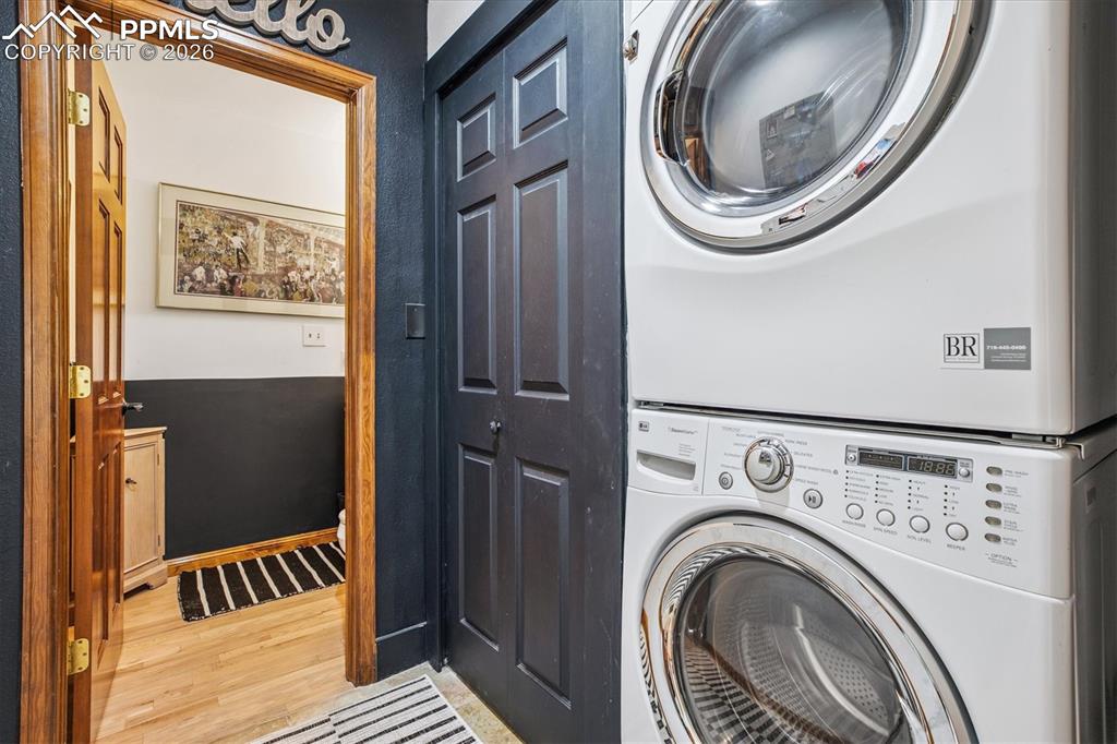 Image 17 of 50: Laundry