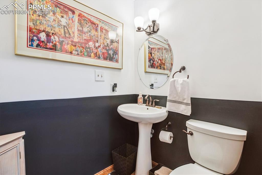 Image 18 of 50: Bathroom