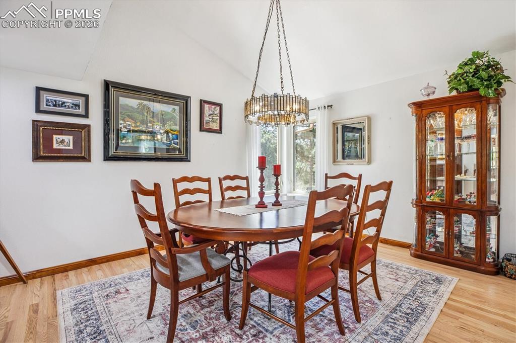 Image 19 of 50: Dining Room