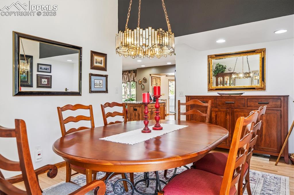 Image 20 of 50: Dining Area