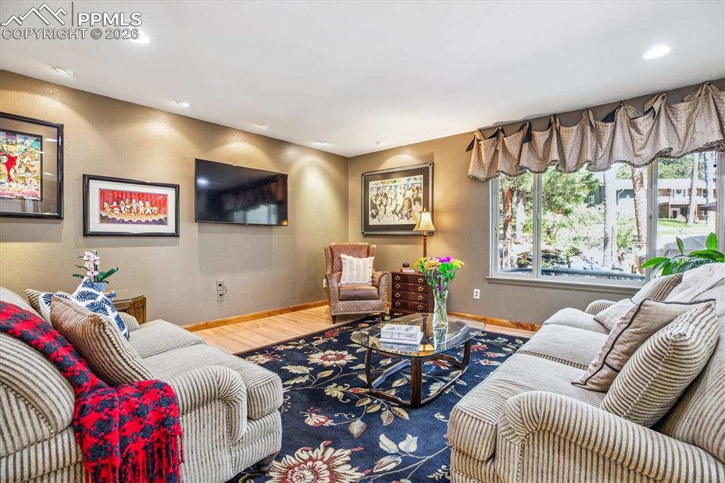 Image 21 of 50: Living Room