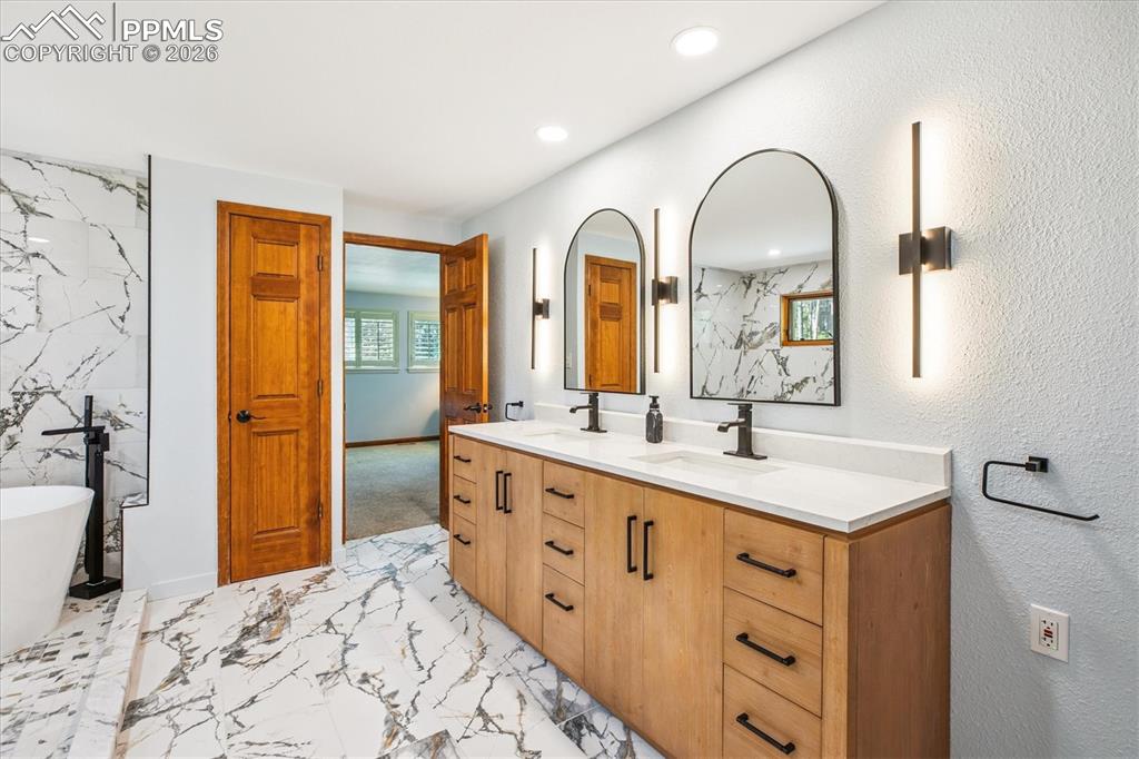 Image 26 of 50: Bathroom