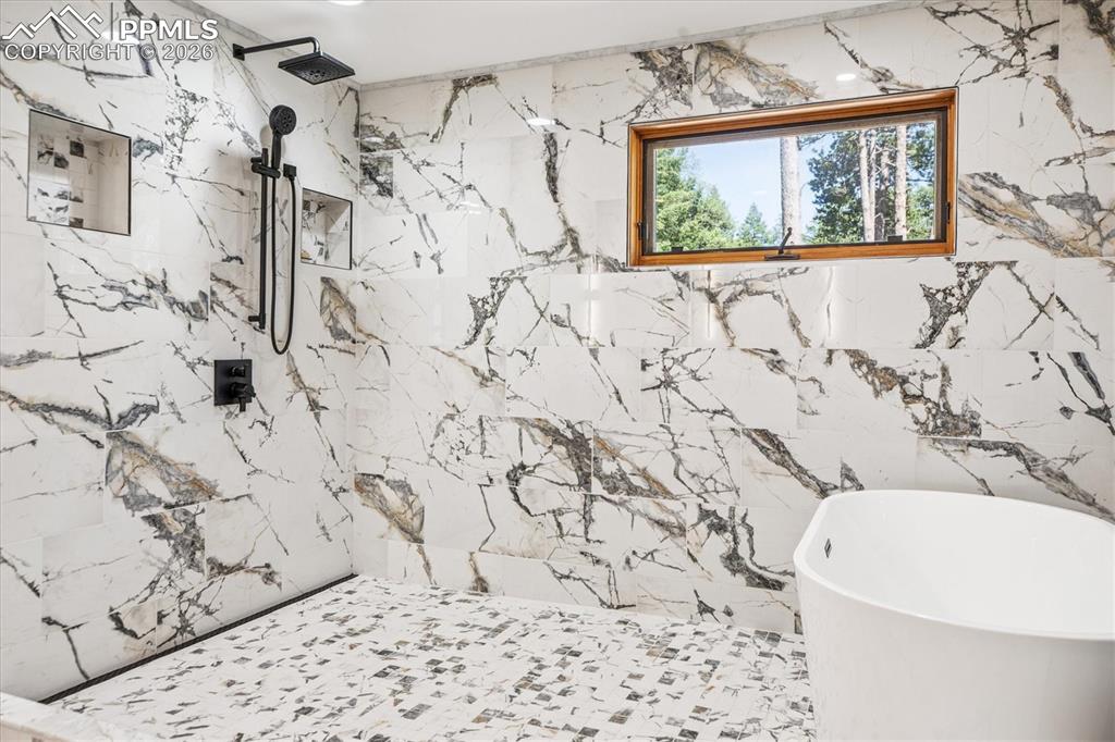 Image 27 of 50: Bathroom