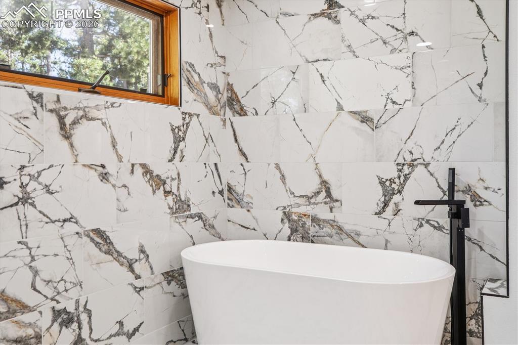 Image 28 of 50: Bathroom