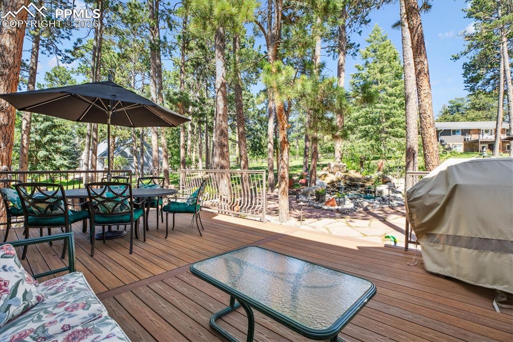 Image 32 of 50: Deck