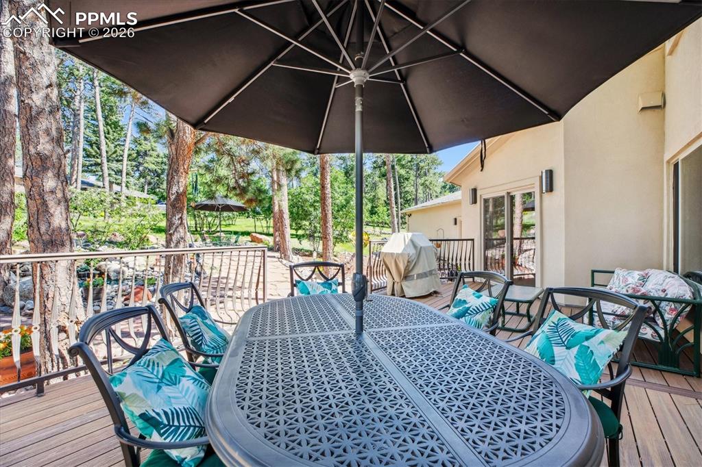 Image 33 of 50: Deck