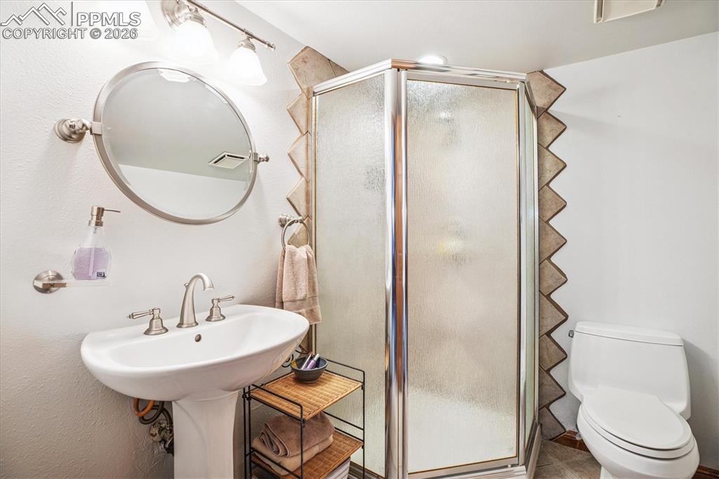 Image 43 of 50: Bathroom