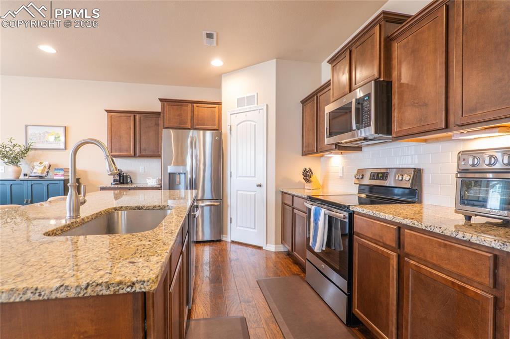 Image 13 of 50: Kitchen