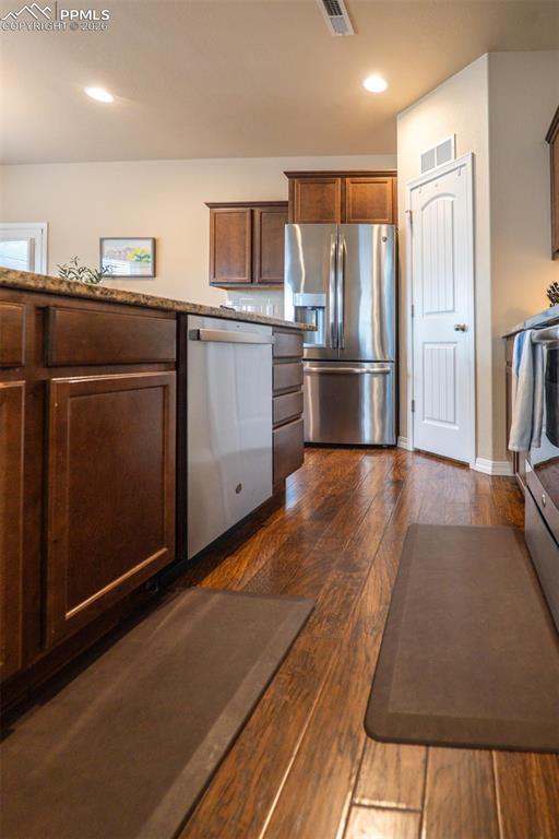 Image 14 of 50: Kitchen