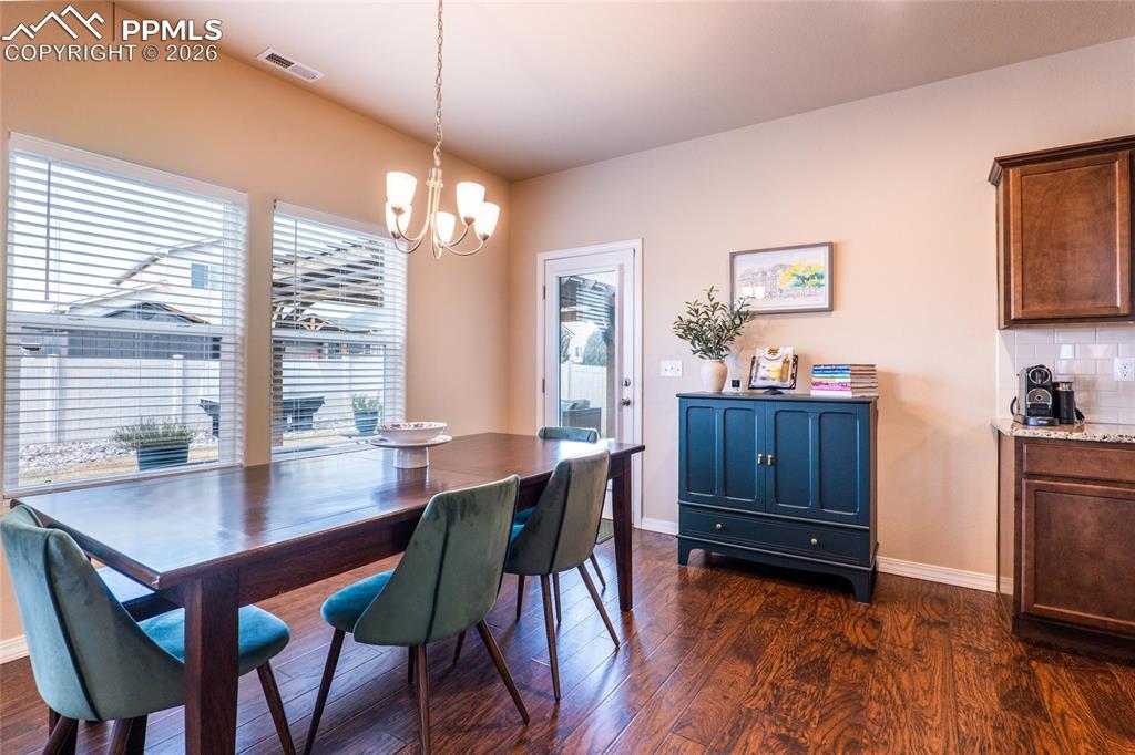 Image 18 of 50: Dining Area