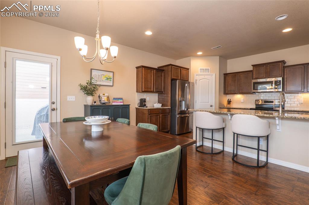 Image 19 of 50: Dining Area