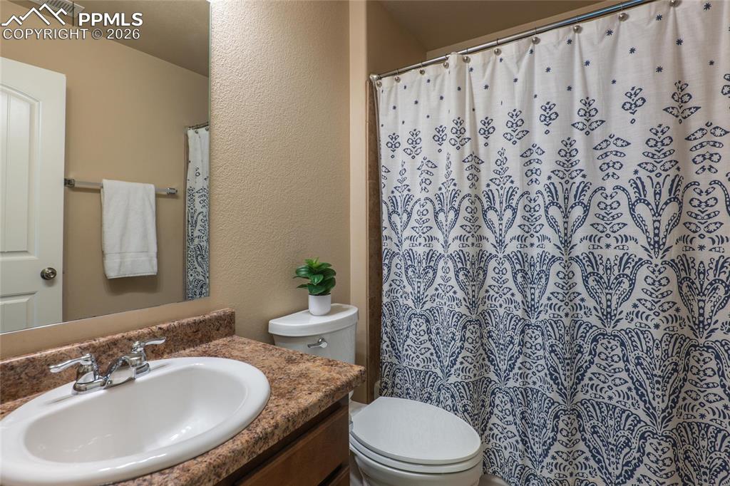 Image 26 of 50: Bathroom