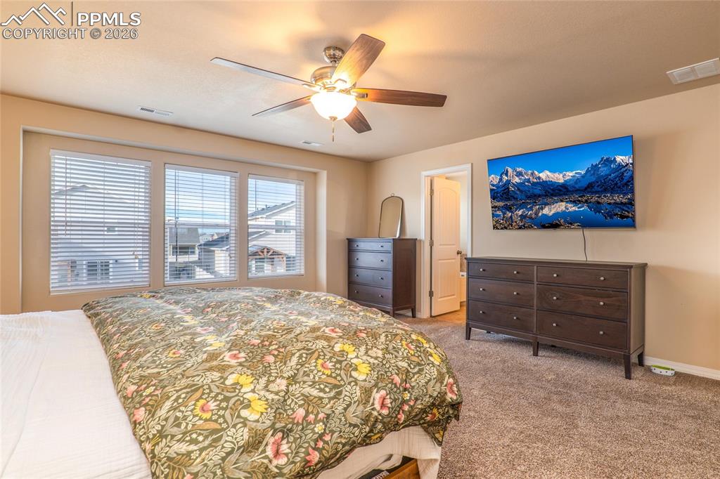 Image 31 of 50: Bedroom