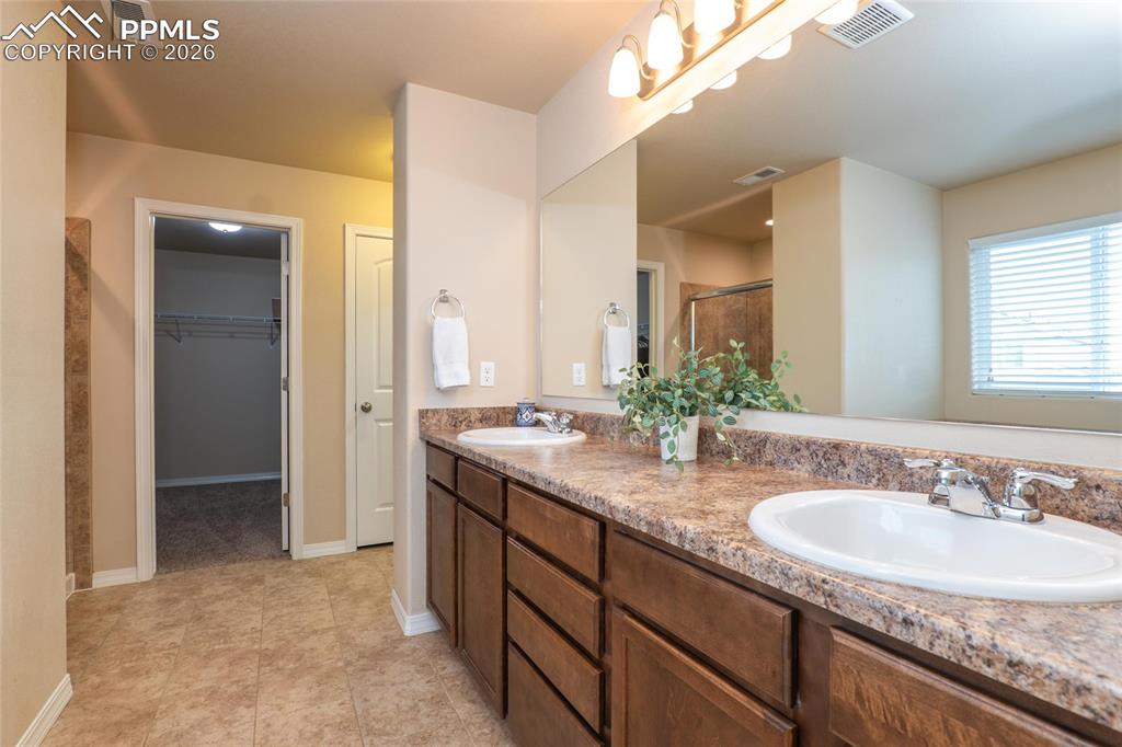 Image 32 of 50: Bathroom